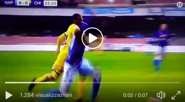 Obi su Callejon in area Chievo, Napoli protesta: voleva il rigore. VIDEO