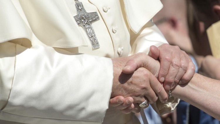 Padre nostro, la nuova versione: "non indurci in tentazione" diventa "non abbandonarci alla...