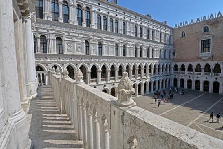 Dragan Mladenovic, il serbo arrestato per il furto di gioielli a Palazzo Ducale evade dalla finestra del bagno (foto Ansa)