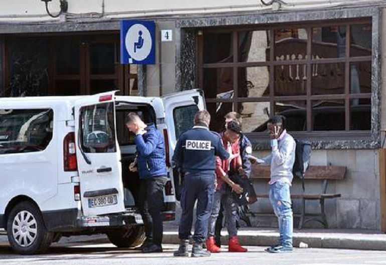 Marsiglia, crolla palazzo in pieno centro: si temono vittime (foto Ansa)