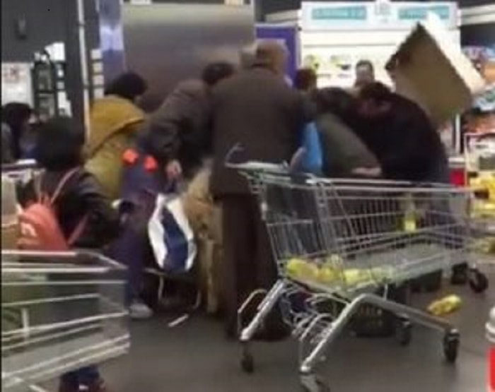 Lidl fa offerta speciale, assalto all'olio di semi, rissa per le bottiglie. Palermo, Italia