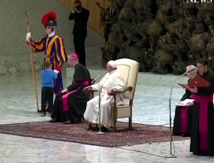 Papa Francesco bambino autistico