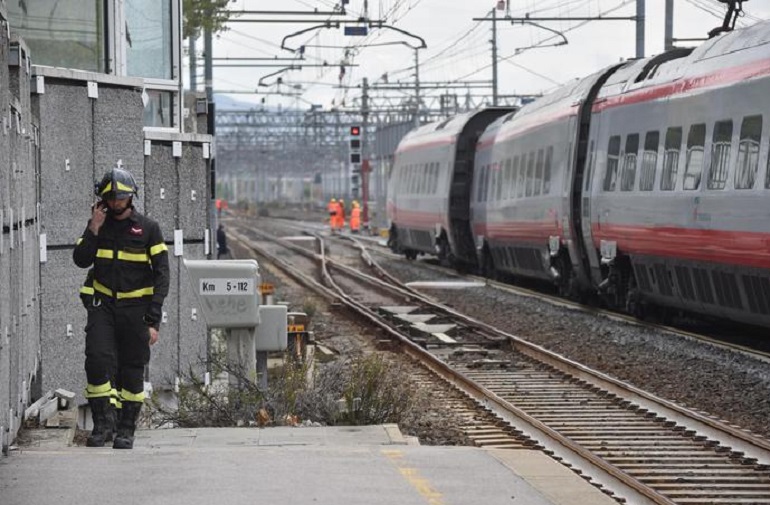 Parabiago, investito dal treno per una sfida di coraggio: "Raccogli l’accendino sui binari..." (foto Ansa)