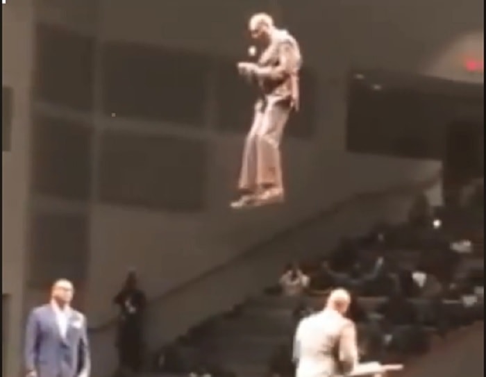 Pastore in chiesa volando