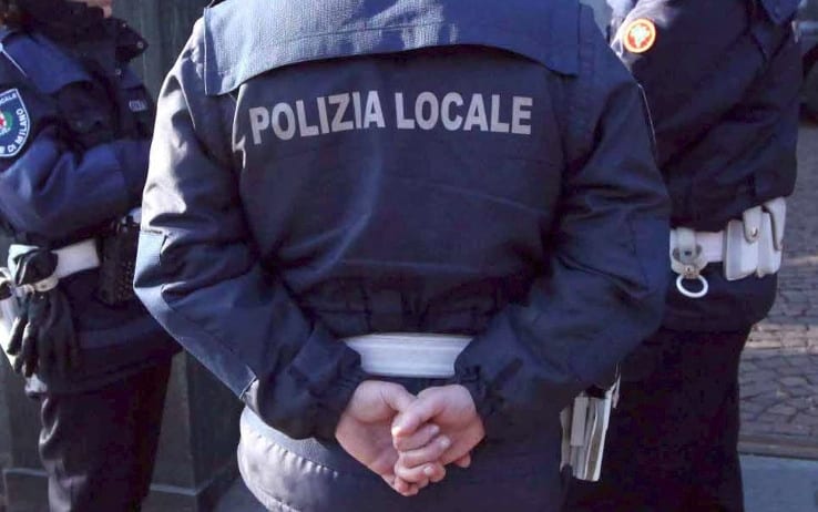 Milano, pirata della strada investe una ragazza e fugge: inseguito e bloccato da un testimone