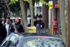 Pieve Modolena, Francesco Amato barricato in posta: carabinieri liberano gli ostaggi 4