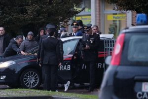 Pieve Modolena, Francesco Amato barricato in posta: carabinieri liberano gli ostaggi 11