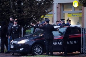 Pieve Modolena, Francesco Amato barricato in posta: carabinieri liberano gli ostaggi 10