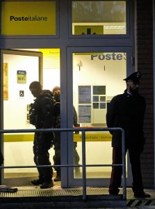 Pieve Modolena, Francesco Amato barricato in posta: carabinieri liberano gli ostaggi 8