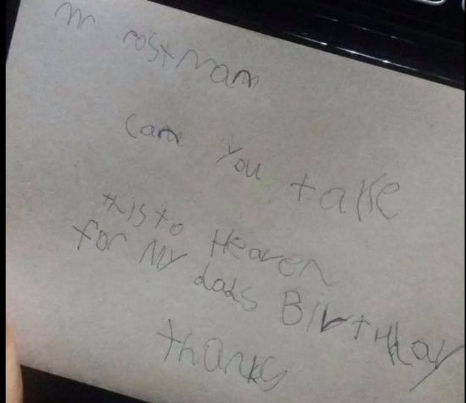 "Signor postino, consegna questa cartolina in paradiso al mio papà?". La risposta della Royal Mail commuove