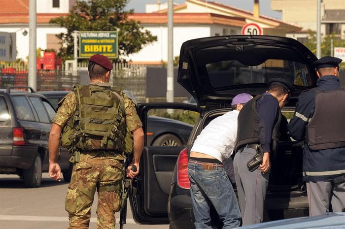 Prato, 4 parà arrestati. Per l'accusa taglieggiavano gli autisti cinesi