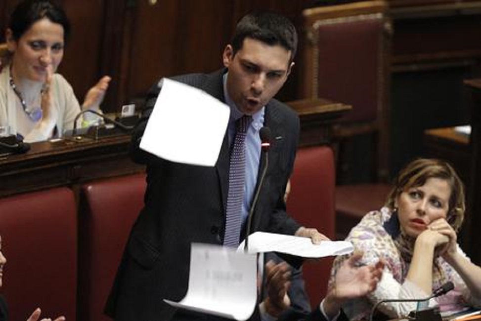 Manovra, M5s ci ripensa: "No preservativi gratis a migranti, la Lega non vuole"