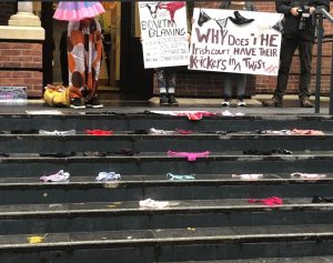 Protestano con i tanga