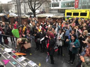 Decine di donne in piazza in Irlanda