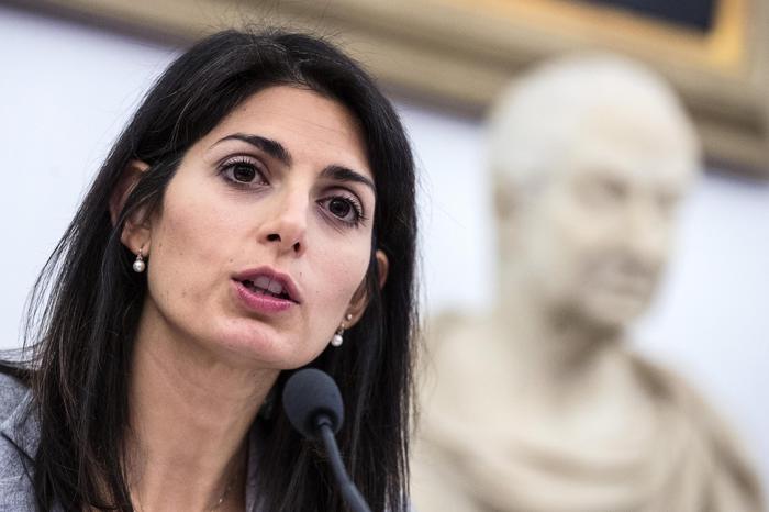 Baobab, Virginia Raggi contro Salvini: "Ruspa ha effetto scenico ma non risolve le occupazioni"