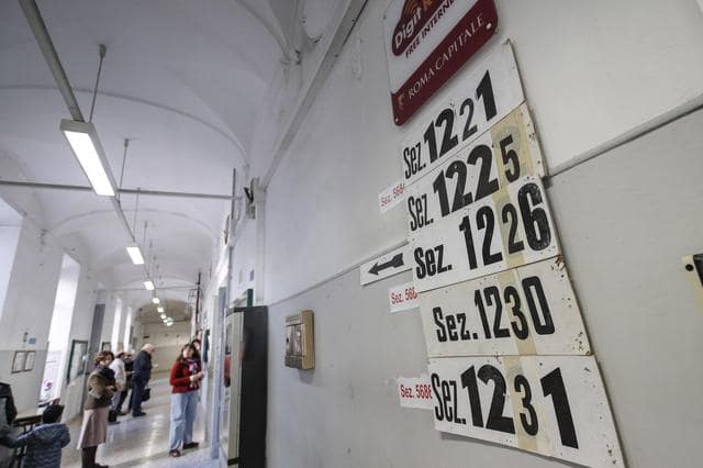 Referendum Atac, caos ai seggi: "Non fanno votare chi è senza tessera". Ma basta la carta di identità