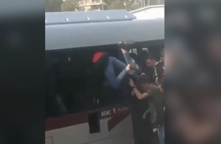 Roma, il bus è pieno e gli studenti entrano... dal finestrino