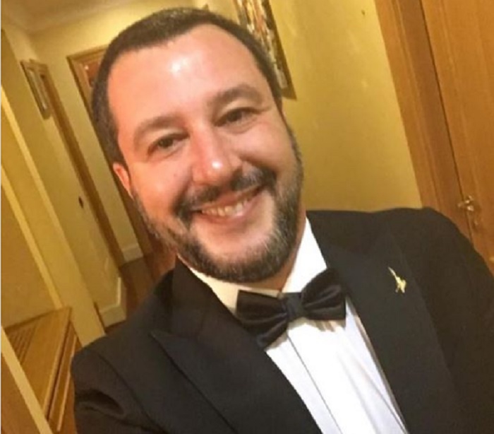 Matteo Salvini in smoking: "L'ho affittato, vi pare che ne abbia uno?" FOTO