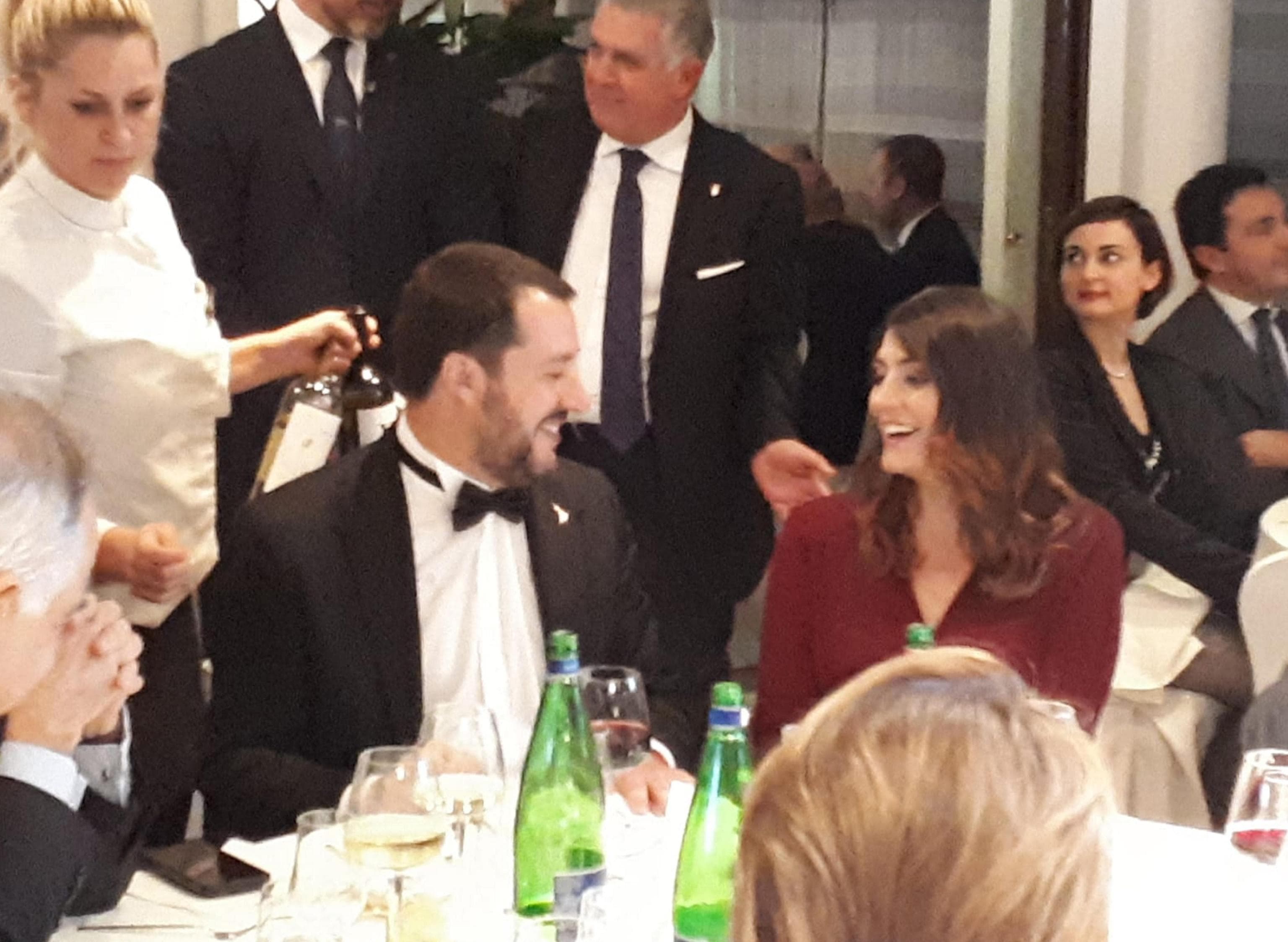 Salvini alla cena di gala attovagliato con Elisa Isoardi, sorpresa e sorrisi