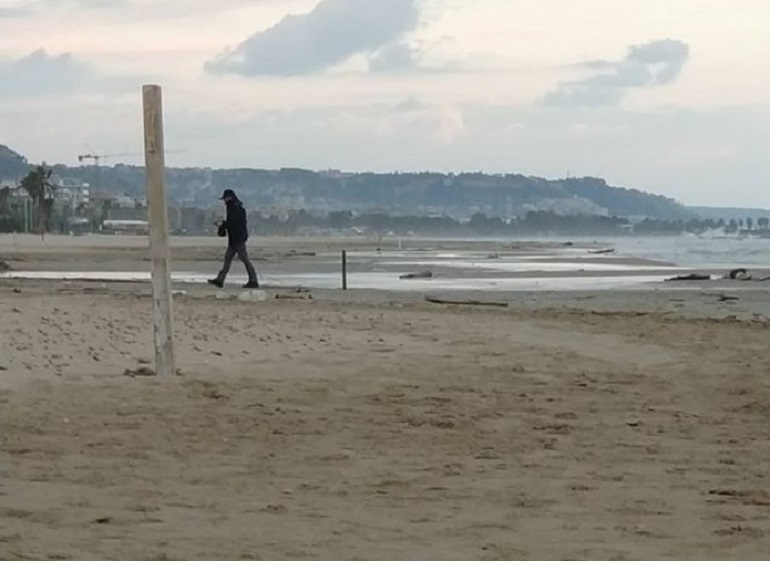 San Benedetto del Tronto, le ossa ritrovate in spiaggia appartengono a una donna di 50 anni (foto Ansa)