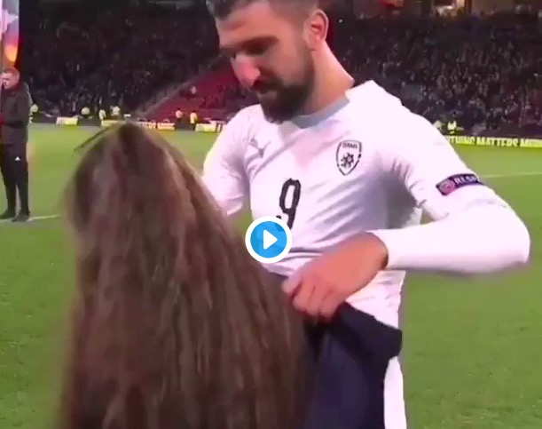 Israele, gesto nobile dei calciatori: coprono bambini infreddoliti con loro felpe