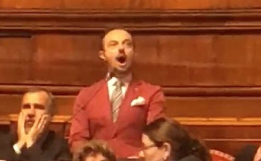 Sergio Puglia, il senatore M5s fa le prove del discorso: la mimica è esilarante