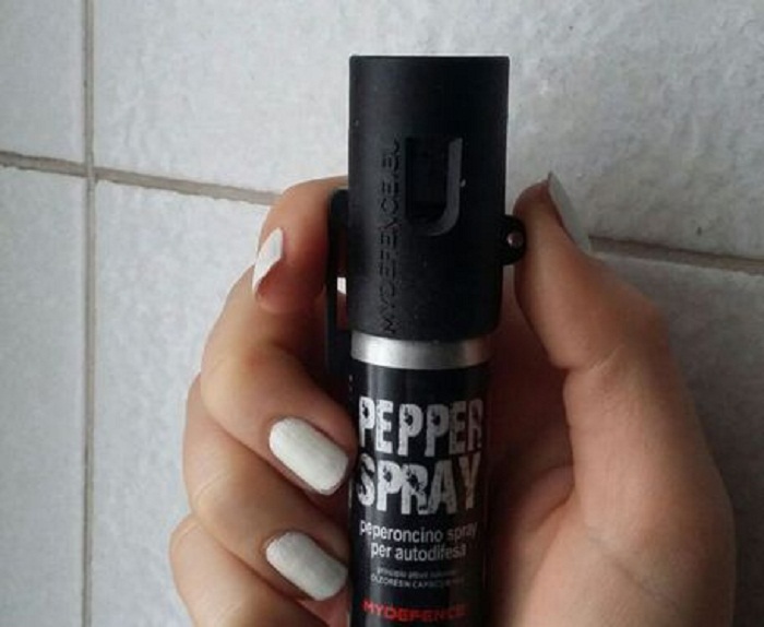 Milano, ragazzo spruzza spray al peperoncino a scuola: 3 studentesse in ospedale
