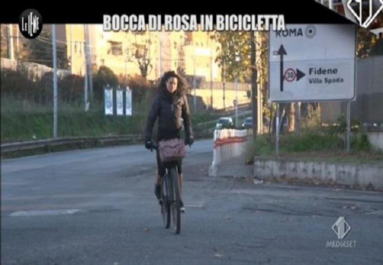 Susanna, la prostituta in bici se la prende con la Raggi: "Multe ai clienti? Così mi rovina"