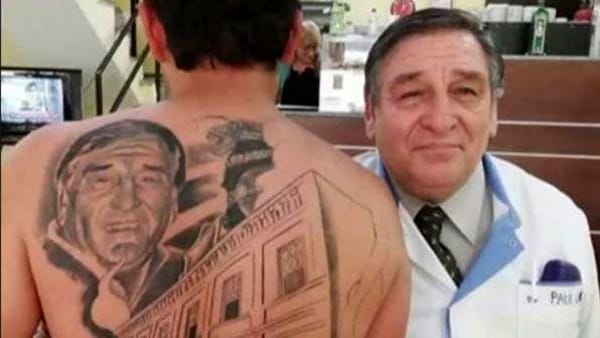Argentina, medico lo salva da un tumore: lui si tatua il suo volto sulla schiena
