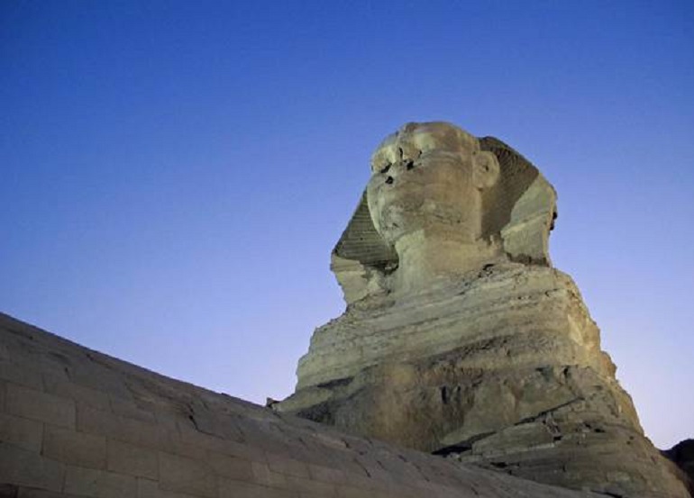 "La terra è piatta" e non solo: ecco le 50 teorie del complotto più assurde (foto Ansa)