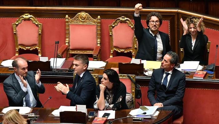 Decreto Genova approvato, è legge. Toninelli alza il pugno, bagarre al Senato