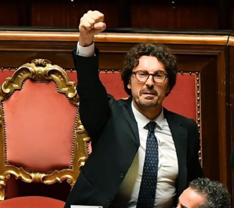 Ponte Morandi, 91 giorni: il pugno alzato di Toninelli e i fulmini della Chiesa su Grillo (foto Ansa)