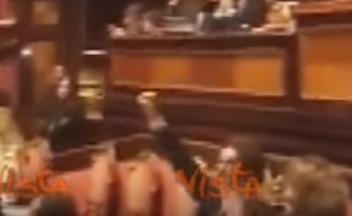 Toninelli pugno chiuso