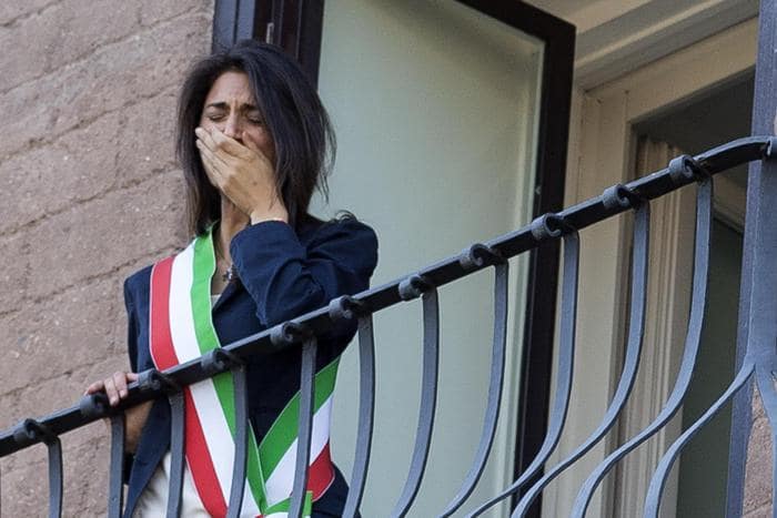 Virginia Raggi condannata per Marra? 2 piani B per restare: via simbolo M5s o referendum su Rousseau