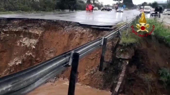 Pontina, auto inghiottita da voragine: uno salvo, l'altro disperso da un giorno, trascinato via dall'acqua