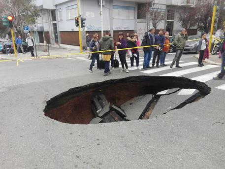 Napoli, voragine in strada: sgomberate decine di famiglie