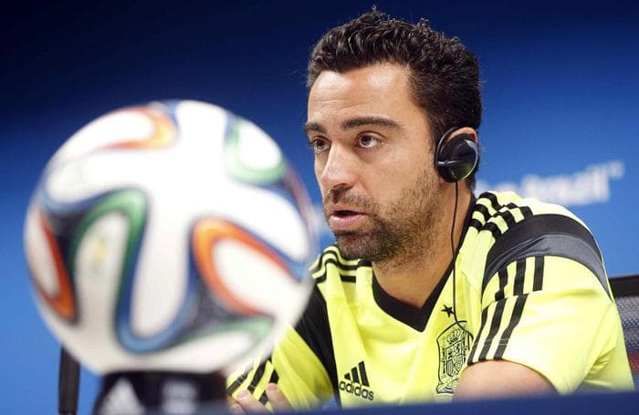 Xavi Hernandez: a lezione di tattica col maestro, con i bicchieri spiega il gol di Messi. VIDEO