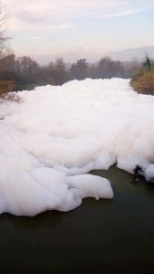 Fiume Sacco ricoperto di schiuma bianca8