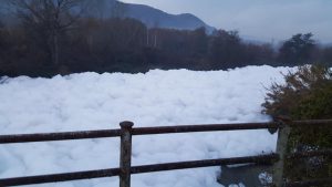 Fiume Sacco ricoperto di schiuma bianca2