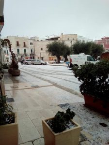 Polignano (Bari) imbiancata per una violenta gradinata2