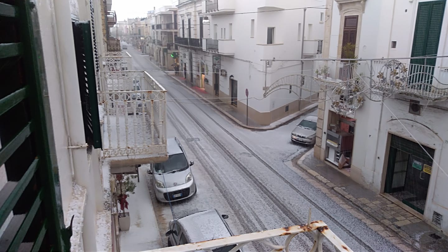 Polignano (Bari) imbiancata per una violenta gradinata 5