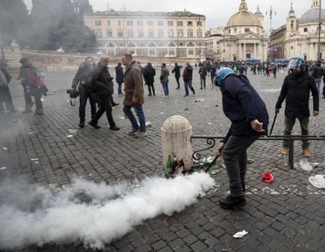 Lazio-Eintracht, tifosi tedeschi saccheggiano supermercato: rubate bottiglie di alcolici