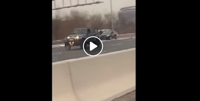 Piovono dollari in autostrada a New York, la gente si ferma a raccoglierli