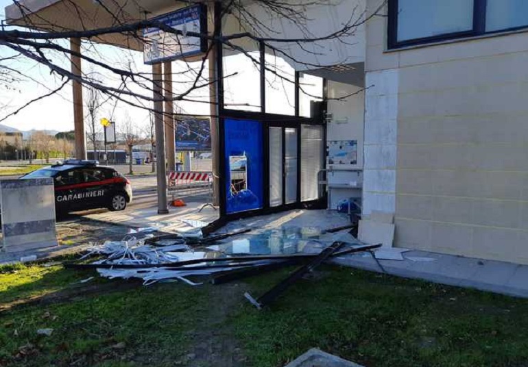 Pisa, sradicano e rubano bancomat ma... è senza soldi (foto Ansa)