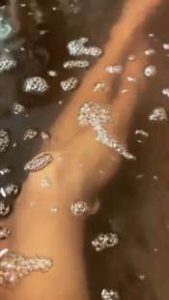 Belen Rodriguez nella vasca da bagnoq