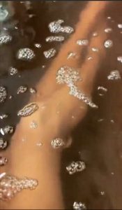 Belen Rodriguez nella vasca da bagno5