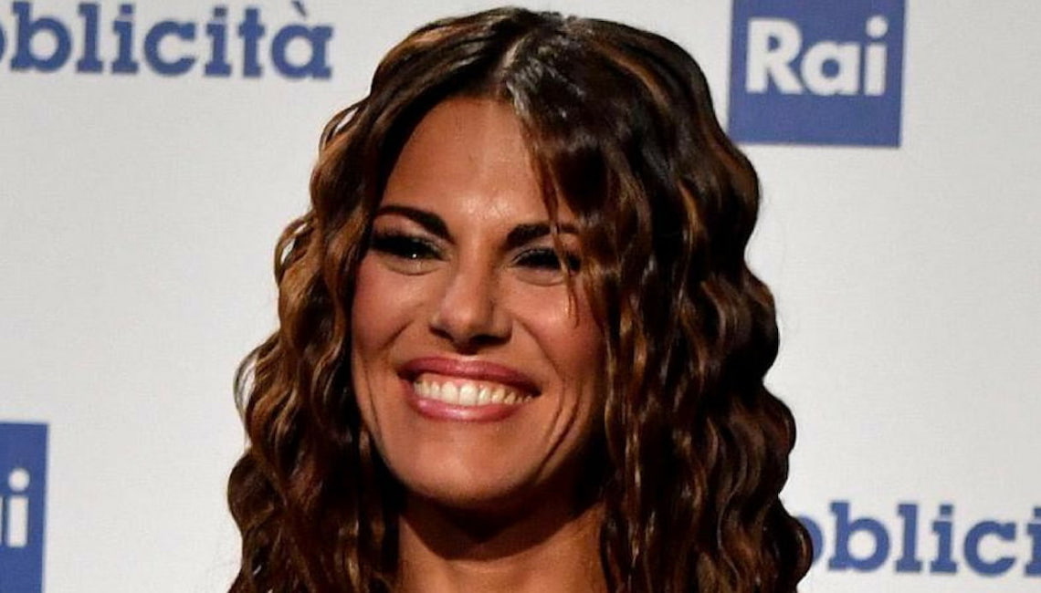 Bianca Guaccero in tv con la parrucca. Bufera social: "Hai copiato Ilary Blasi"