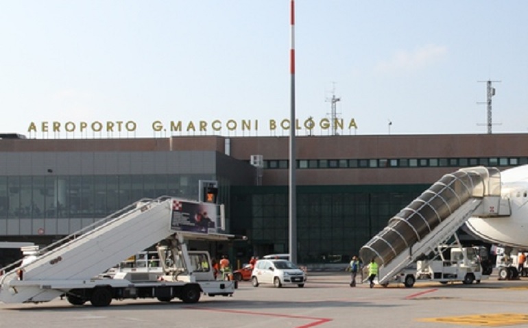 Bologna, puntatore laser disturba aereo in atterraggio (foto Ansa)