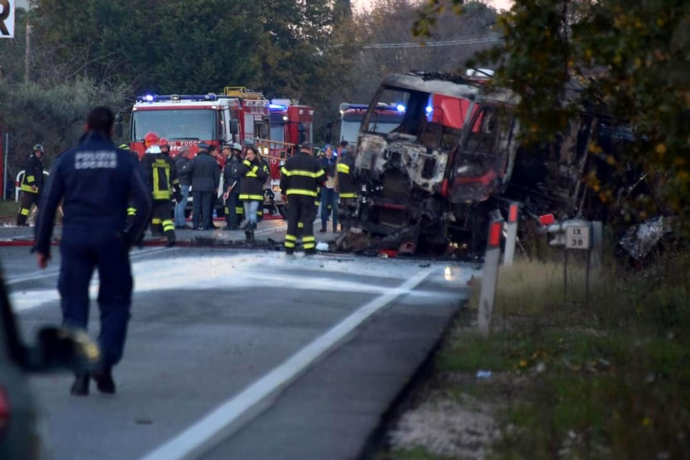 Borgo Quinzio (Rieti), incendio autocisterna: procura indaga per omicidio colposo (foto Ansa)