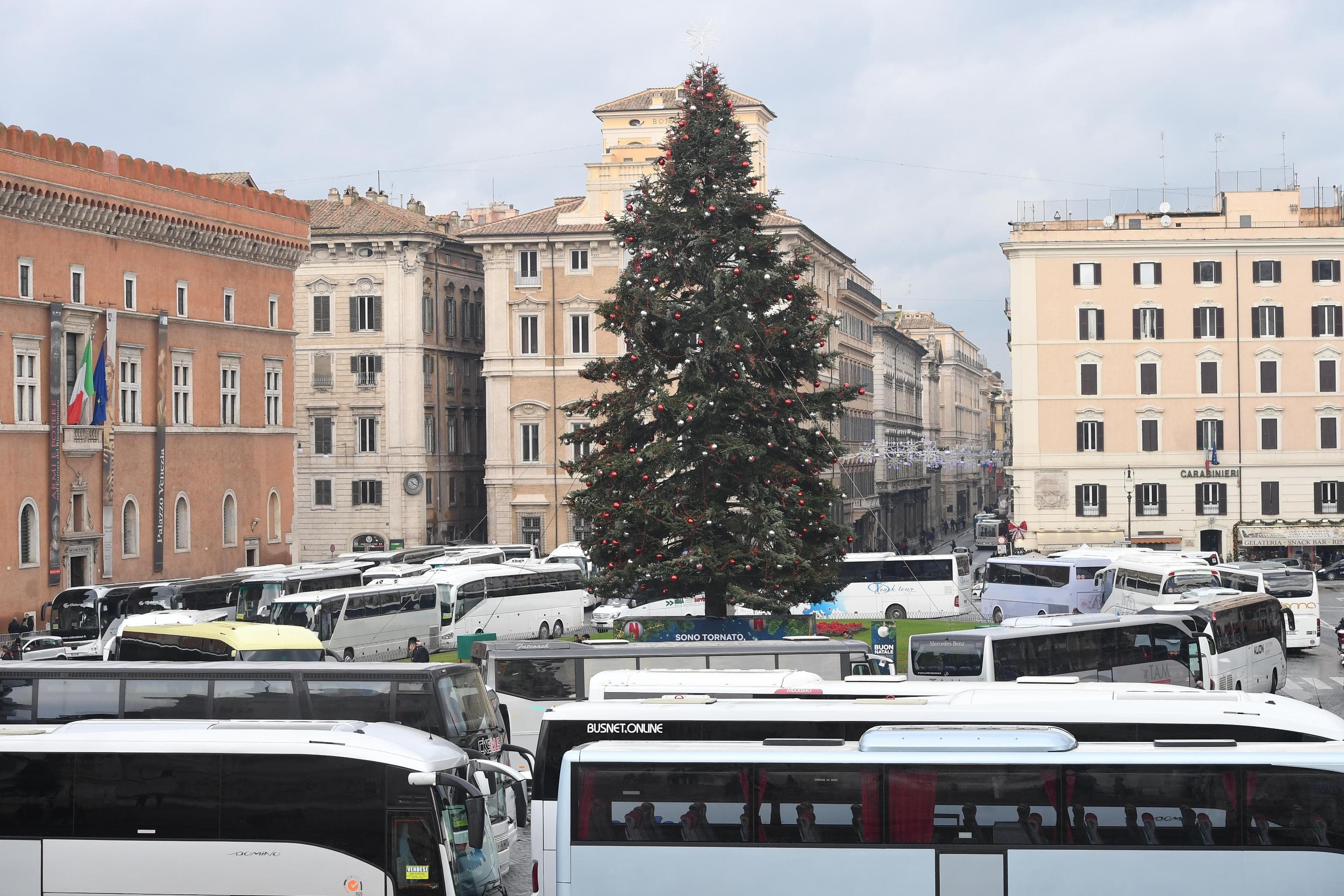Roma, protesta bus turistici: paralisi in centro, carovana intorno a Spelacchio FOTO